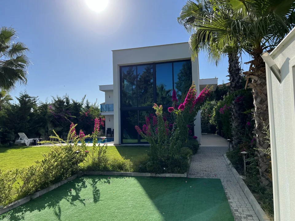 Villa Asya — bahçe ve dış cephe